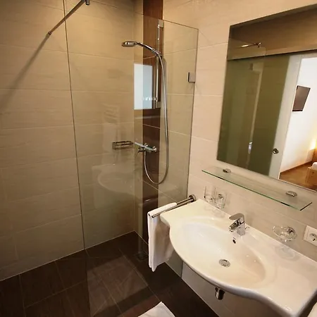 Haus Dorfblick بيت ضيافة 4*